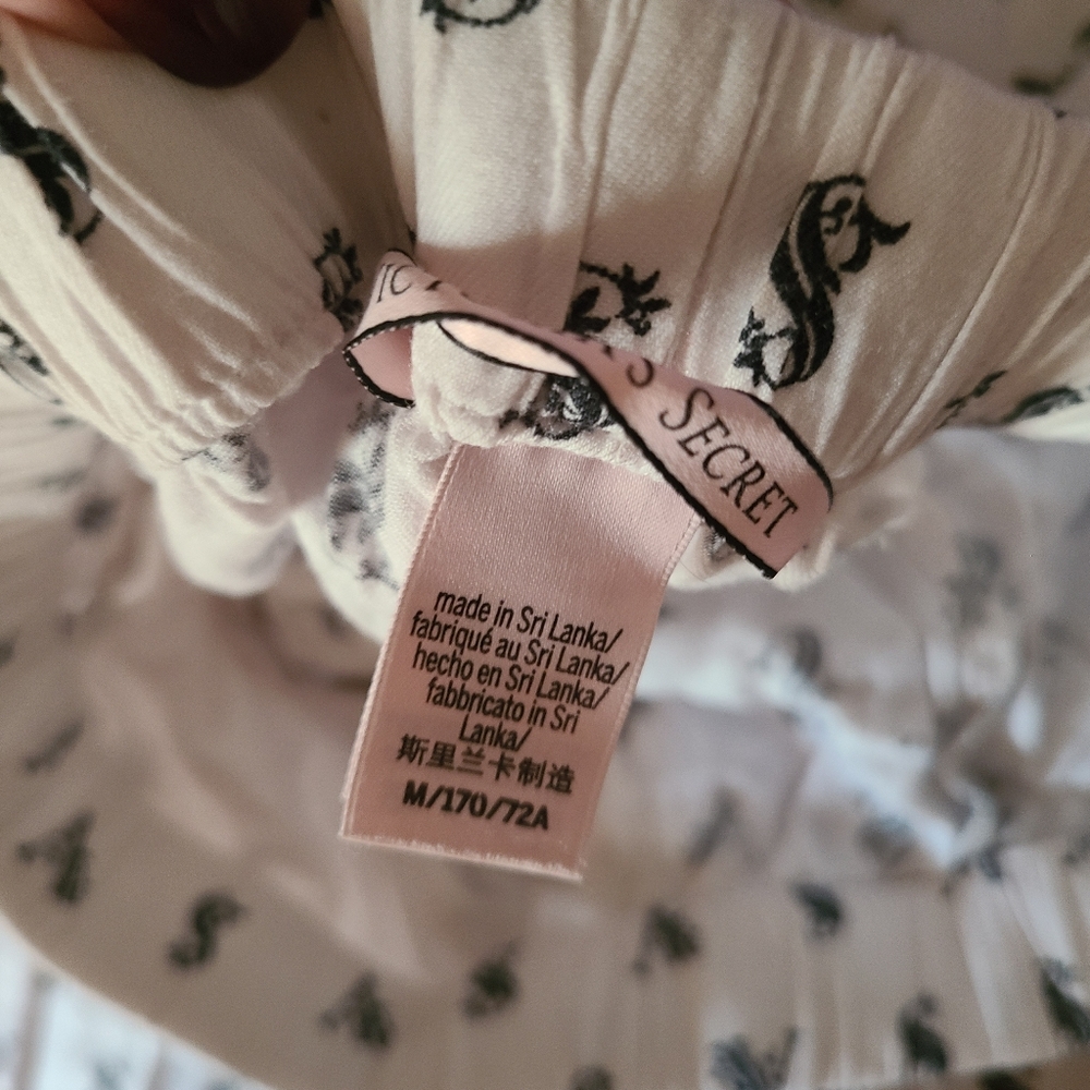 Victoria's Secret White Pajama Pants with Black Design - Picture 4 of 4